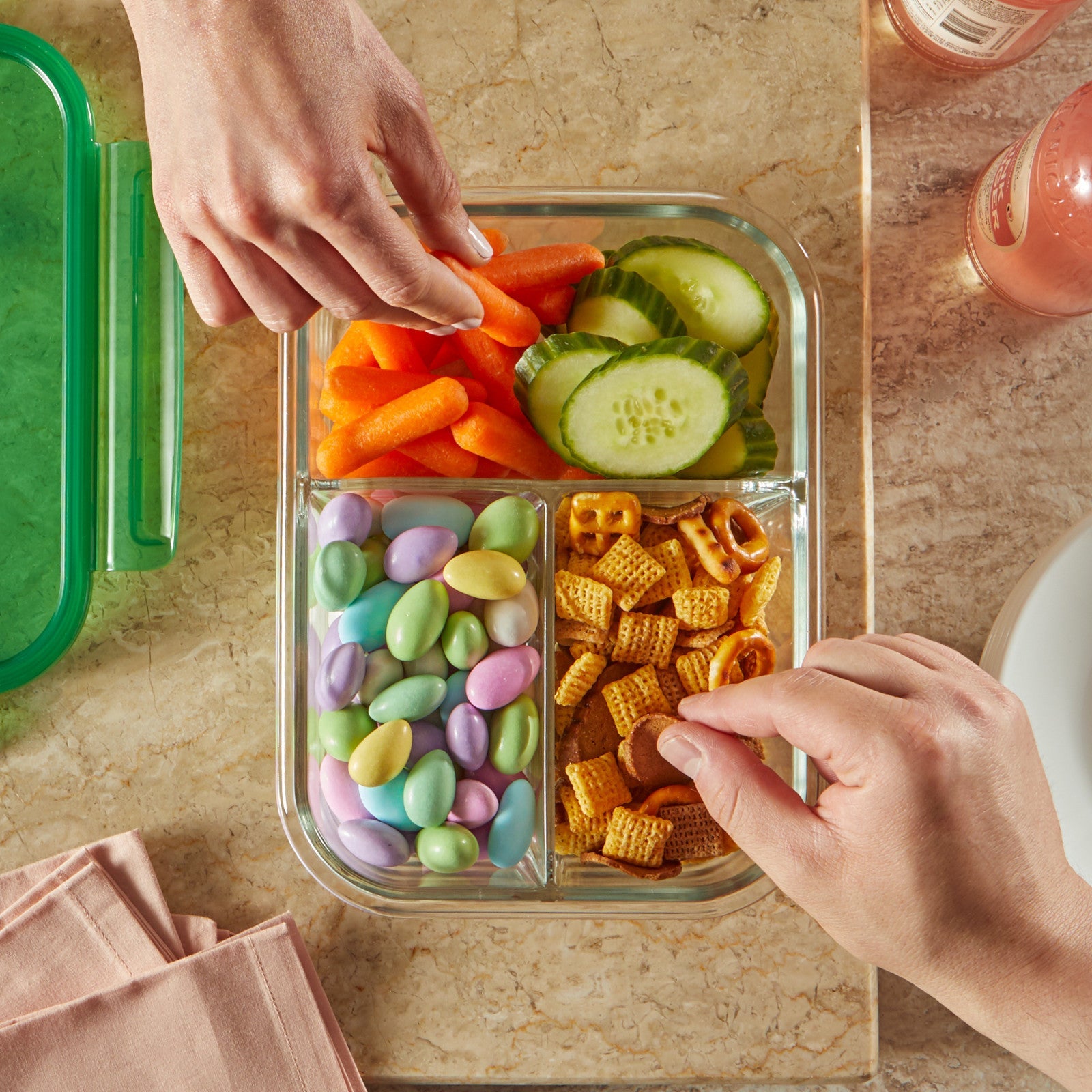 Pyrex? MealBox? 5.5-cup Divided Glass Food Storage Container with Green Lid - Image 3